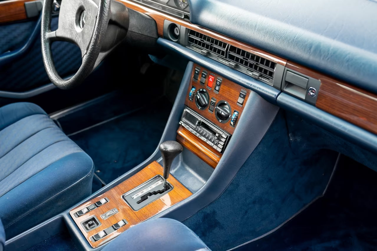 Berline Mercedes-Benz 280 SE W126 de 1984 Argent Astral