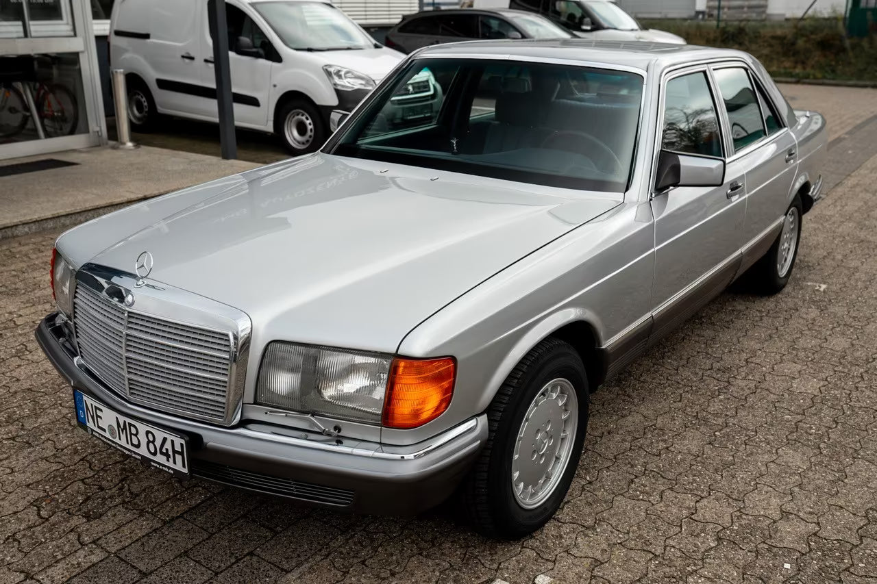 Berline Mercedes-Benz 280 SE W126 de 1984 Argent Astral