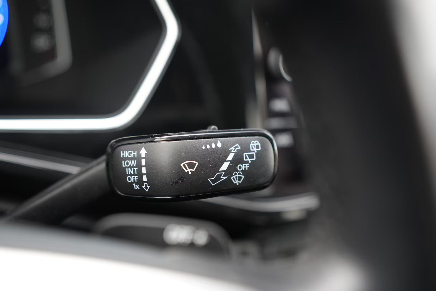 SUV Compact Volkswagen T-Cross Style Automatique en Noir Métallisé