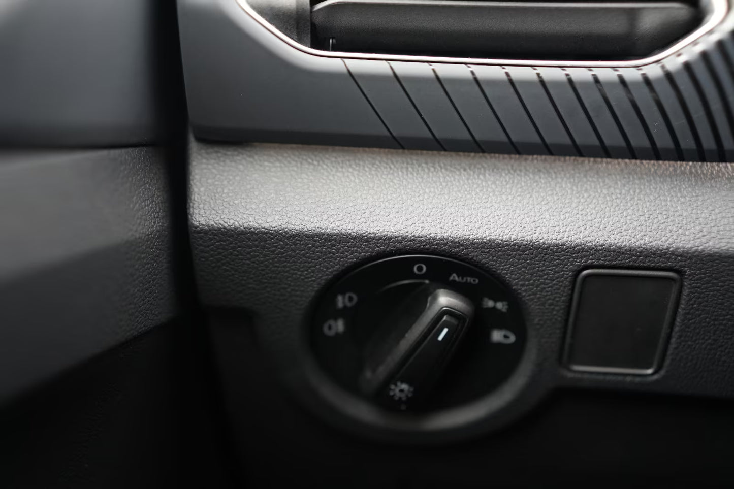 SUV Compact Volkswagen T-Cross Style Automatique en Noir Métallisé