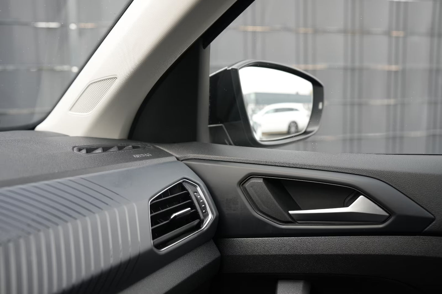 SUV Compact Volkswagen T-Cross Style Automatique en Noir Métallisé