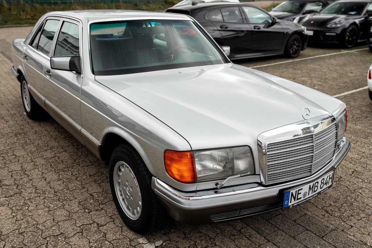 Berline Mercedes-Benz 280 SE W126 de 1984 Argent Astral