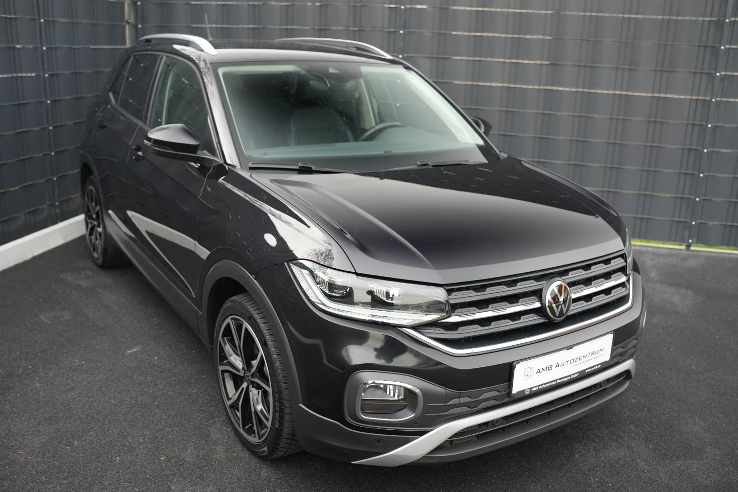 SUV Compact Volkswagen T-Cross Style Automatique en Noir Métallisé