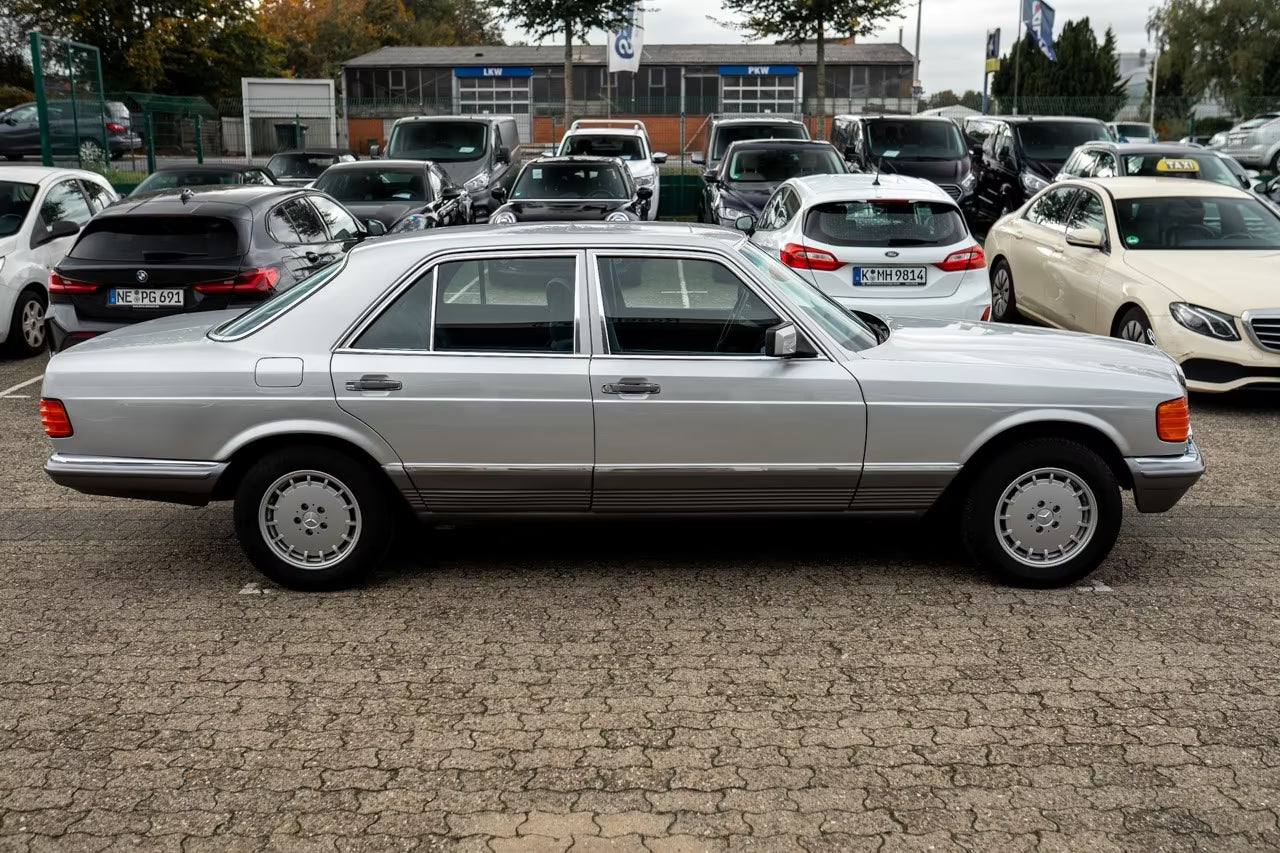 Berline Mercedes-Benz 280 SE W126 de 1984 Argent Astral