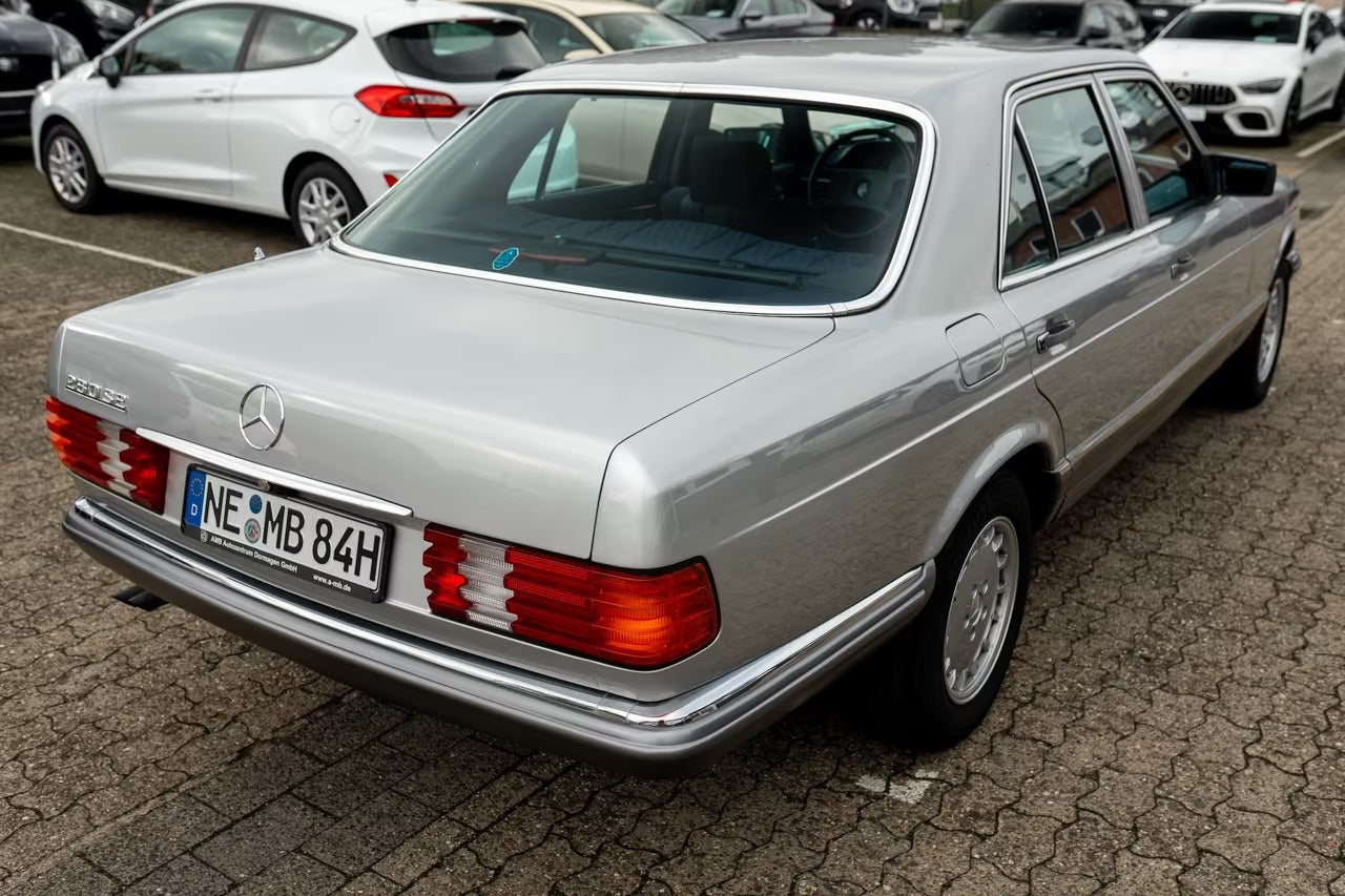 Berline Mercedes-Benz 280 SE W126 de 1984 Argent Astral