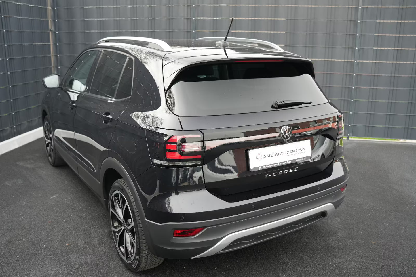 SUV Compact Volkswagen T-Cross Style Automatique en Noir Métallisé