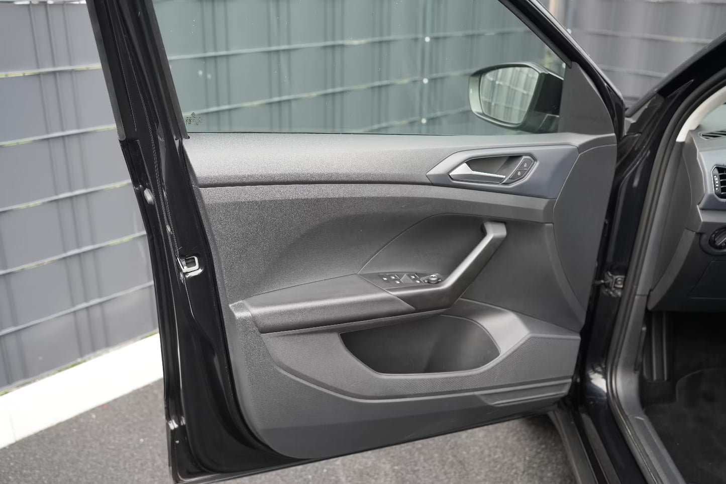 SUV Compact Volkswagen T-Cross Style Automatique en Noir Métallisé