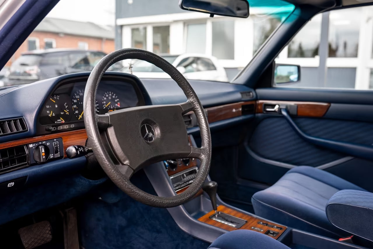 Berline Mercedes-Benz 280 SE W126 de 1984 Argent Astral